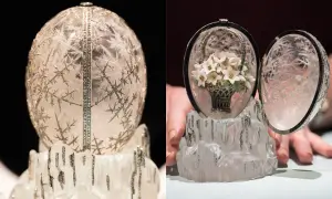 Otwarty jajko Faberge z bukietem kwiatów w koszyku, ozdobione kryształami i diamentami, na lodowym postumencie.
