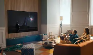 Familj tittar på en rymdfilm på TV:n, sittandes bekvämt i soffan. Avstånd tv soffa är perfekt för en mysig hemmakväll.
