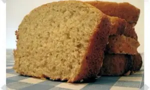 Tranches d'un délicieux gâteau à la banane, parfait pour une recette facile.