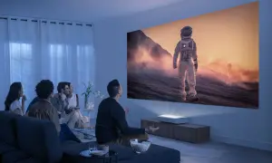 Rodzina ogląda film o kosmosie na wielkim ekranie. Jaki projektor do domu sprawdzi się najlepiej?