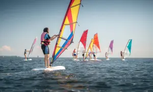 Ile trwa nauka windsurfingu? Podstawy w 3h, samodzielność w tydzień!