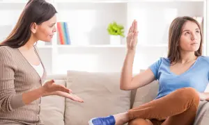 Matka próbuje rozmawiać z córką, która przechodzi okres buntu u chłopców. Dziewczyna odwraca wzrok i podnosi rękę w geście sprzeciwu.