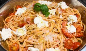 En härlig portion pasta pomodoro med körsbärstomater, krämig ricotta och färsk basilika.