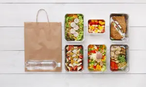 Catering: Rodzaje, zalety, wady i jak wybrać idealną dietę pudełkową