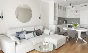 Lustro w salonie: 7 miejsc, trendy i błędy. Jak powiesić idealnie?