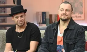 Dwóch jurorów The Voice Kids: jeden w czarnym kapeluszu i z kozim zarostem, drugi w dżinsowej kurtce.