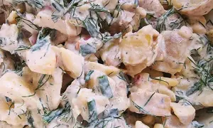 Cremiger Kartoffelsalat mit Schmand, verfeinert mit frischem Dill und Schnittlauch. Ein Klassiker, der immer schmeckt.