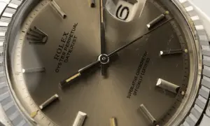 Esfera de un Rolex Oyster Perpetual Datejust, con el logo de la corona y el texto "Superlative Chronometer Officially Certified". El número de serie Rolex es visible en el reverso.