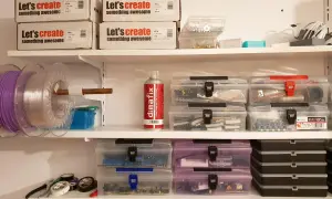 Półki z materiałami do druku 3D i elektroniką, idealne do organizacji piwnicy. Jak zrobić regał do piwnicy? Tu znajdziesz inspiracje.