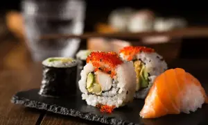 Pyszne sushi z łososiem, awokado i ikrą. Idealne dodatki do sushi, które zachwycą każdego smakosza.