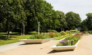 Blumenbeete mit Lavendel und bunten Blüten säumen Wege im Park der igs wilhelmsburg.