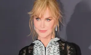 Blondynka z grzywką hollywoodzką, w eleganckiej sukni, z błyszczącymi kolczykami.