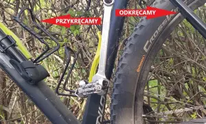 Klucz nasadowy przy pedale Shimano. Strzałki pokazują, jak dokręcić pedały w rowerze: "przykręcamy" i "odkręcamy".
