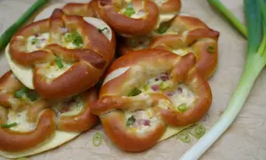 Gefüllte Brezeln mit Schinken und Lauch, perfekt als kalte Snacks zum Vorbereiten am Vortag.