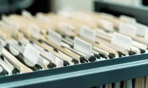 Segregator z dokumentami, symbol przewlekłości postępowania administracyjnego.