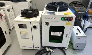 Nowoczesne urządzenia do obróbki laserowej, w tym systemy chłodzenia i maszyna do ablacji laserowej.