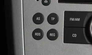 Przyciski radia samochodowego: AS, TP, RDS, REG, FM/AM, CD. RDS to system, który wyświetla dodatkowe informacje o stacji radiowej.
