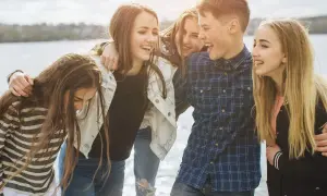 Przyjaciele śmieją się razem nad wodą. Idealne nicki dla dziewczyn na Messengera, gdy bawisz się z paczką.