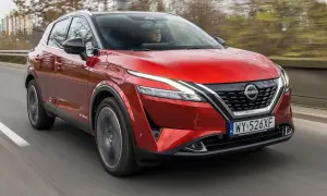 Czerwony Nissan Qashqai 2022 z napędem e-POWER pędzi po drodze, ukazując swoje nowoczesne linie i światła LED.