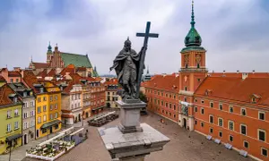 Pomnik Zygmunta III Wazy i Zamek Królewski na Starym Mieście. Dziś atrakcje Warszawy zapraszają do zwiedzania.