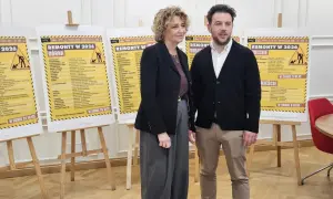Dwie osoby stoją przed plakatami z listami ulic w Łodzi, na których planowane są remonty w 2026 roku.