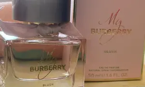 Elegancki flakonik perfum My Burberry Blush z różową wstążeczką i pudełkiem w pastelowym odcieniu.