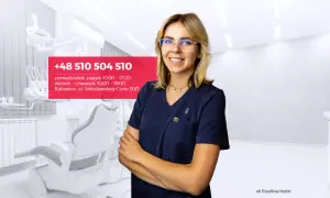 Uśmiechnięta dentystka w gabinecie stomatologicznym, z widocznym numerem telefonu i adresem.