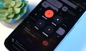 Menu wyłączania telefonu Samsung: opcje "Wyłącz", "Zrestartuj", "Alarmowe" i "Blokada".