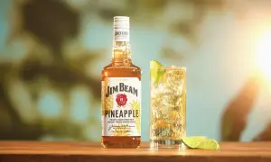 Butelka Jim Beam Pineapple i drink z limonką. Sprawdź, ile procent ma ten słodki, tropikalny likier.