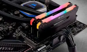 Dos módulos de memoria RAM Corsair Vengeance RGB Pro con iluminación arcoíris instalados en una placa base MSI, funcionando en dual channel.