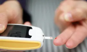 Pomiar glukometrem pokazuje prawidłowy poziom cukru we krwi z palca. Wynik 4.8 mmol/L.