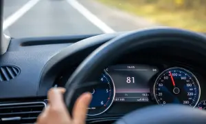 Widok na deskę rozdzielczą samochodu z włączonym tempomatem. Prędkość wynosi 81 km/h.