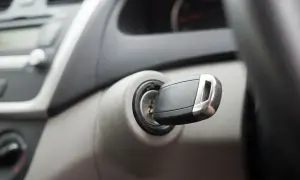 Kluczyk w stacyjce, gotowy do uruchomienia silnika. W ten sposób można wyłączyć immobilizer.