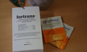Opakowanie leku ForTrans i saszetki CitraFleet na drewnianym blacie.