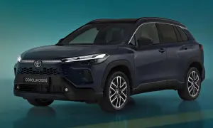 Nowa Toyota Corolla Cross w ciemnogranatowym kolorze, z charakterystycznym grillem i nowoczesnymi światłami.