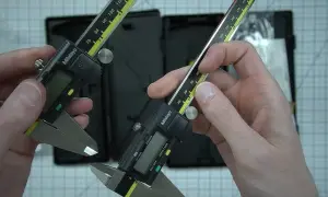 Jak szybko wymienić baterię w suwmiarce Limit 233810100 i innych modelach