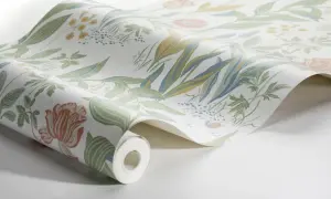 En rulle blommig tapet, med en bit som lossnat och rullats ut. Mönstret visar tulpaner och blad i grönt, orange och blått.