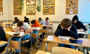 Uczniowie liceum piszą ważny egzamin. Ile lat nauki za nimi?