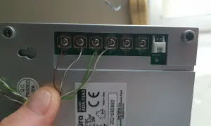 Podłączanie domofonu Orno: widoczne zaciski śrubowe i złącze DC12V. Pomoc w instalacji.