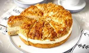 Ein köstlicher Bienenstich Kuchen mit Mandeldecke und cremiger Füllung. Dieses Bienenstich Rezept ist ein Klassiker.