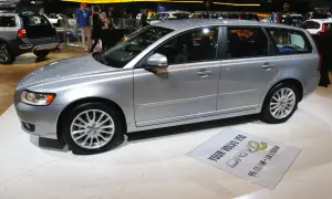 Srebrne Volvo V50 2.4 benzyna na wystawie. Eleganckie kombi z felgami aluminiowymi.
