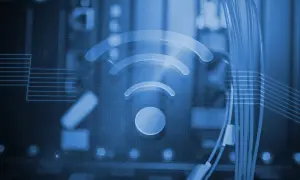 Brak karty sieciowej w laptopie. Symbol Wi-Fi na tle obwodów drukowanych.