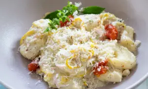 Cremige Gnocchi mit Kirschtomaten, Zucchini und Parmesan. Ein köstliches Gnocchi Rezept, das schnell zubereitet ist.