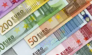 Różne nominały euro, od 10 do 200, ułożone ukośnie. Wkrótce chorwacka waluta będzie euro.