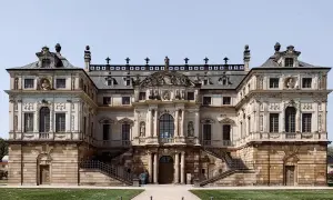 Barokowy pałac w Dreźnie, z imponującą fasadą i schodami, stanowi cel wycieczki po tej historycznej trasie.
