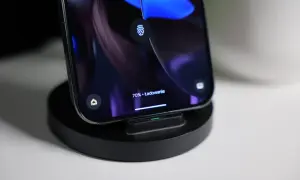 Samsung A53 na ładowarce indukcyjnej, ekran pokazuje 70% ładowania.