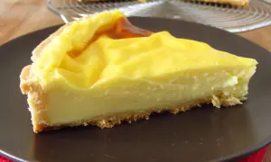 Une part de tarte onctueuse à la crème pâtissière, parfaite pour une recette facile.