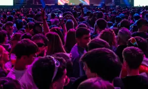 Multitud vibrante en la entrada del espacio Zity, luces de neón y gente disfrutando de la música.