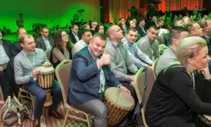 Uczestnicy konferencji uczą się, jak grać na perkusji, bawiąc się rytmami.