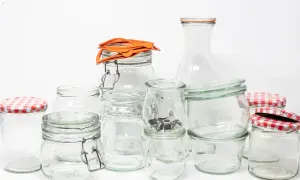 Eine Sammlung leerer Gläser, bereit, um sie für das Einmachen zu sterilisieren.
